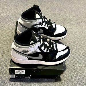 Jordan 1 mid white shadow